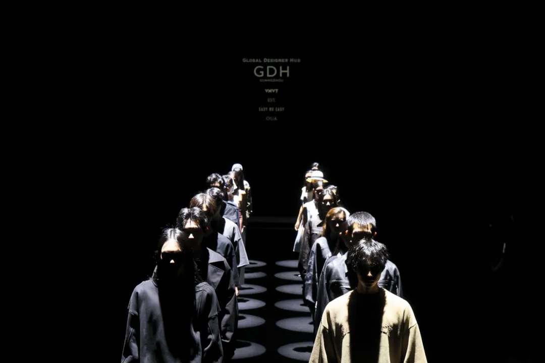 秀場(chǎng)直擊 | 韓國(guó)設(shè)計(jì)師品牌聯(lián)合秀：一體多面，無(wú)拘呈現(xiàn)圖片